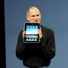 Steve Jobs präsentiert das iPad (Bild: Matt Buchanan, CC BY-SA 2.0)